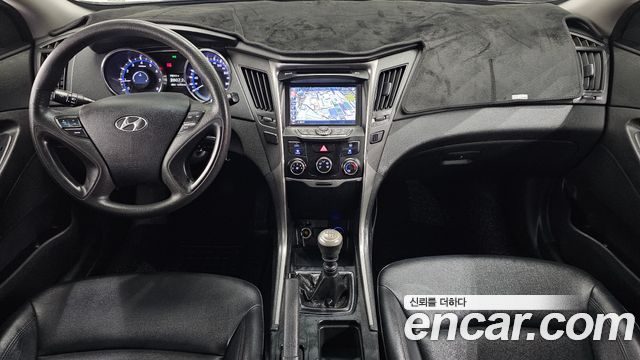 Hyundai Sonata — interior