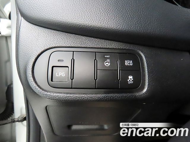 Kia Carens — interior