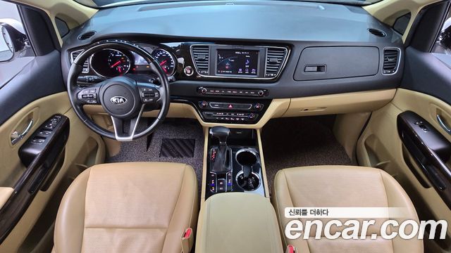 Kia Carnival — interior