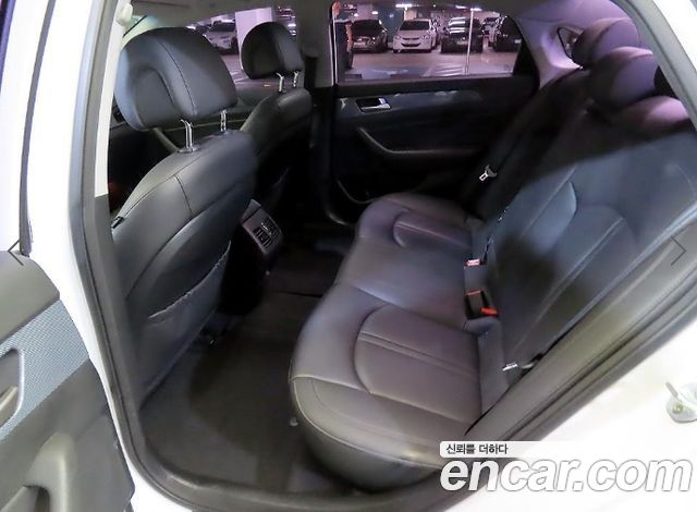 Hyundai Sonata — interior