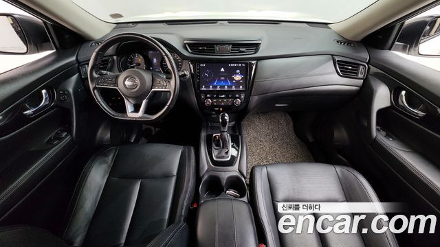 Nissan X-Trail — interior