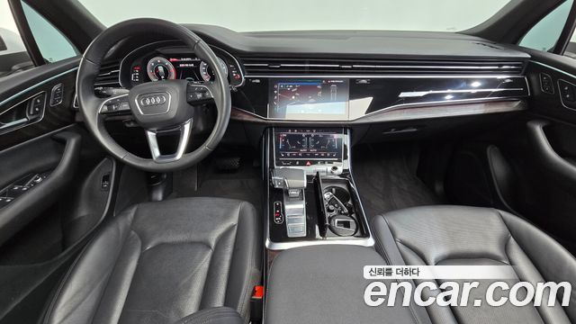 Audi Q7 — interior