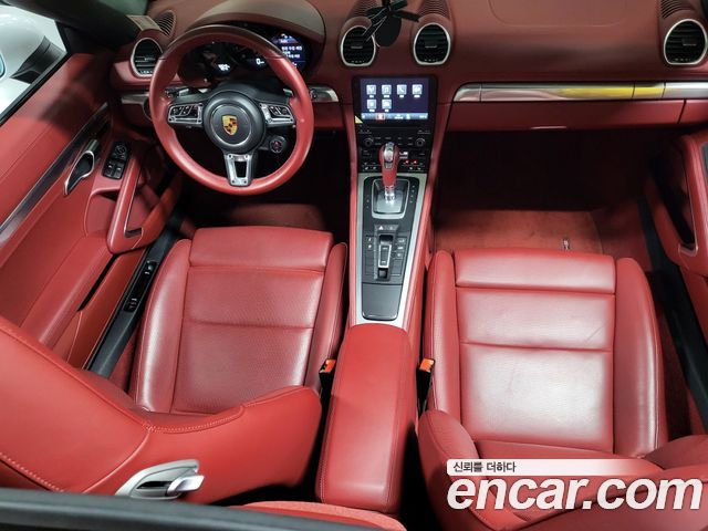 Porsche 718 — interior
