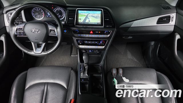 Hyundai Sonata — interior