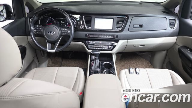 Kia Carnival — interior