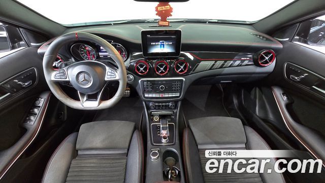 Mercedes-Benz GLA-Class — interior