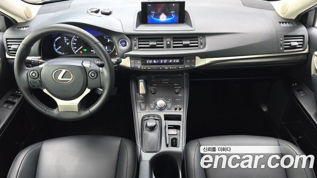 Lexus CT200h — interior