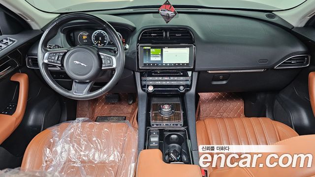 Jaguar F-Pace — interior