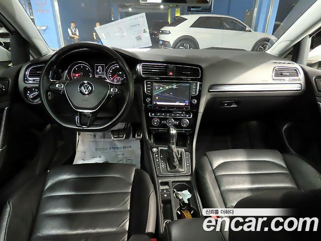 Volkswagen Golf — interior