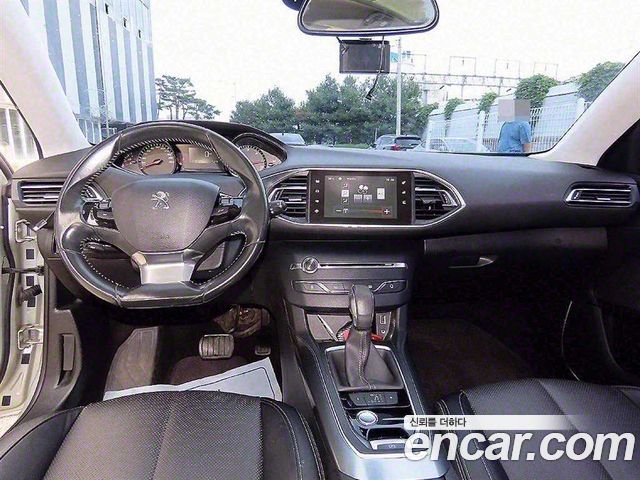 Peugeot 308 — interior
