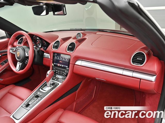 Porsche 718 — interior