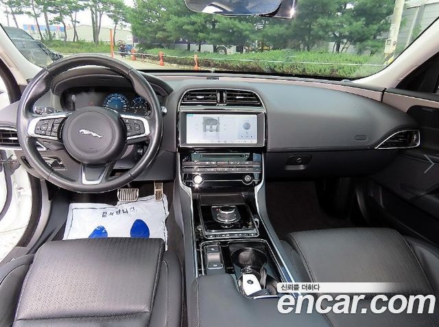 Jaguar XE — interior