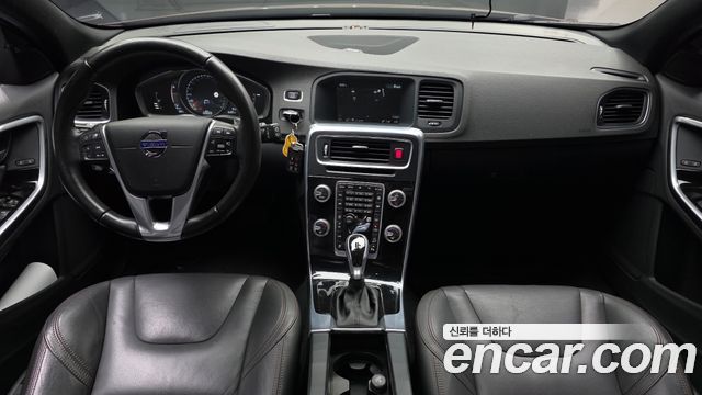 Volvo V60 — interior