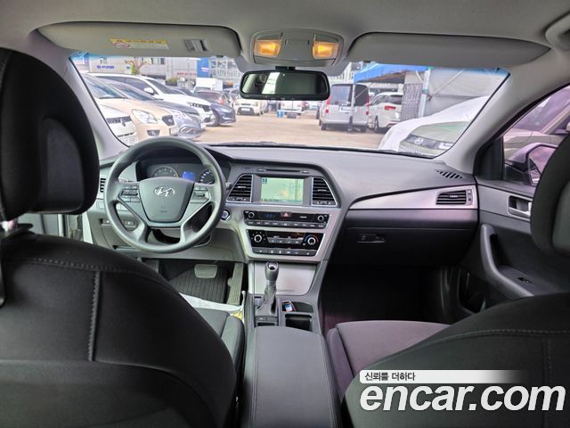 Hyundai Sonata — interior