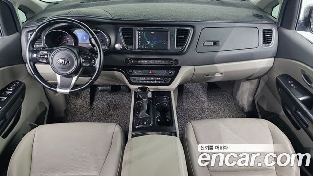 Kia Carnival — interior