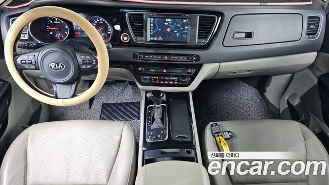 Kia Carnival — interior