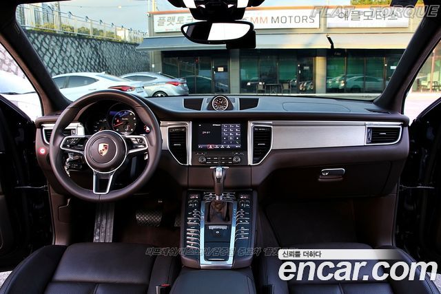 Porsche Macan — interior