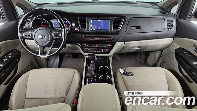Kia Carnival — interior