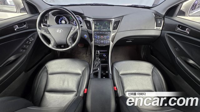 Hyundai Sonata — interior