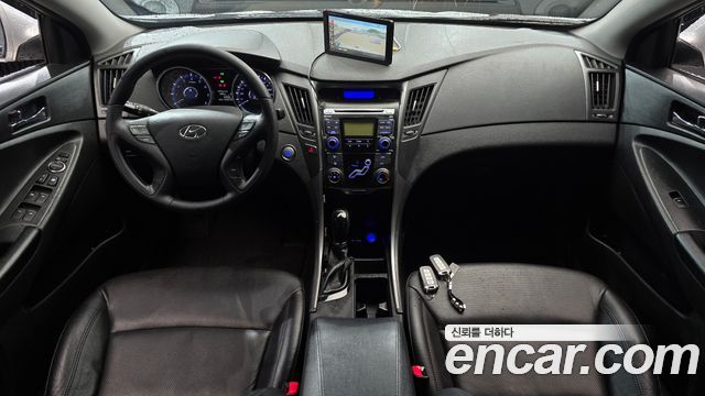 Hyundai Sonata — interior