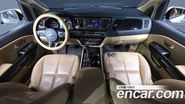 Kia Carnival — interior
