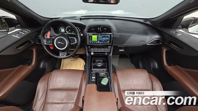 Jaguar F-Pace — interior