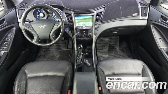 Hyundai Sonata — interior