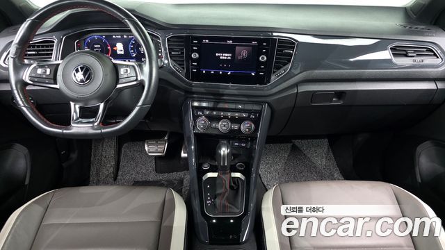 Volkswagen T-Roc — interior