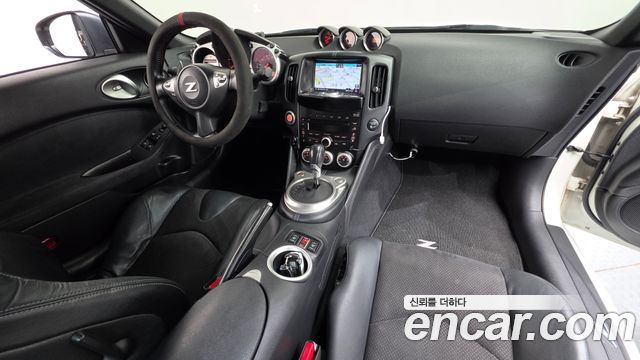 Nissan 370Z — interior