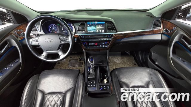 Hyundai Aslan — interior