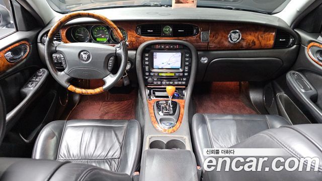 Jaguar XJ — interior