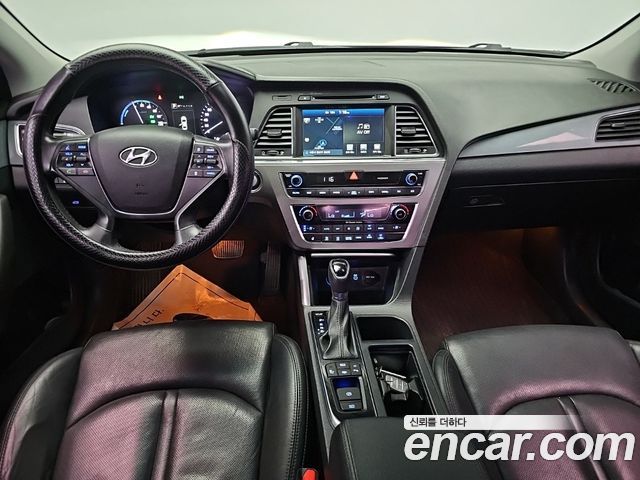 Hyundai Sonata — interior