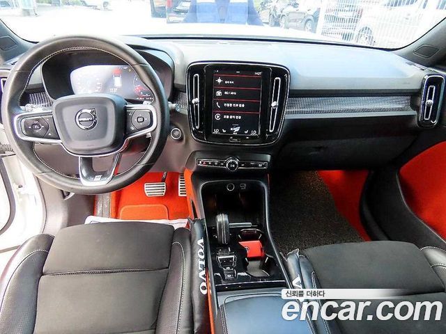 Volvo XC40 — interior
