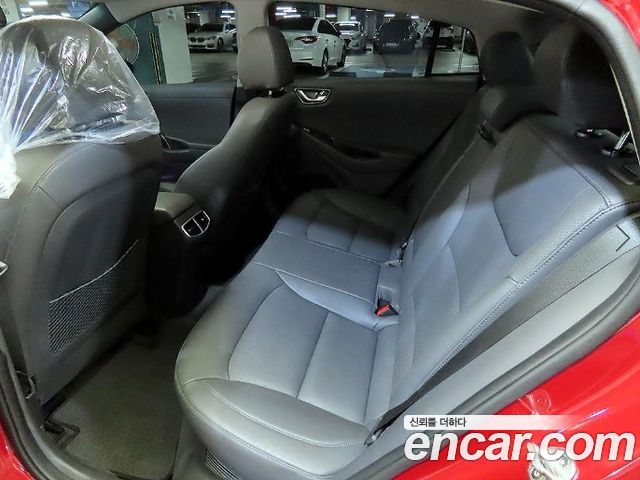 Hyundai Ioniq — interior