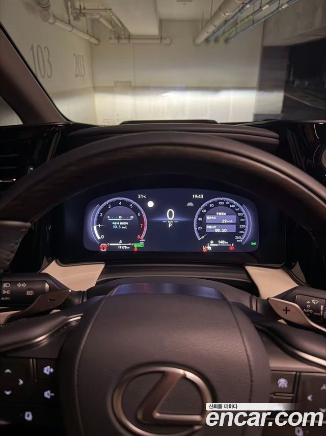 Lexus LM — interior