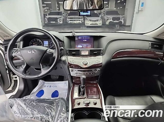 Infiniti Q70 — interior