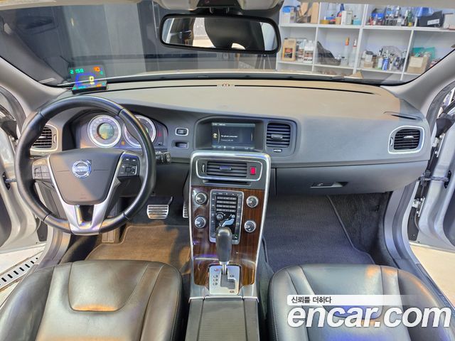 Volvo V60 — interior