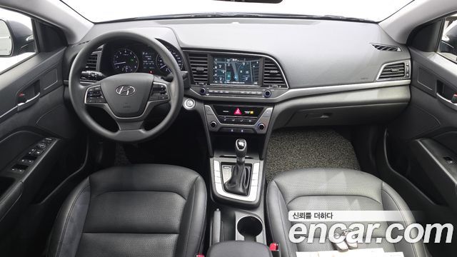 Hyundai Avante — interior