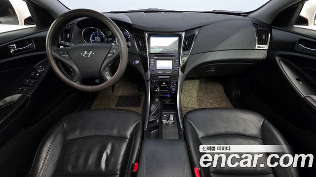 Hyundai Sonata — interior