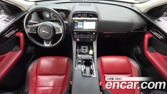 Jaguar F-Pace — interior