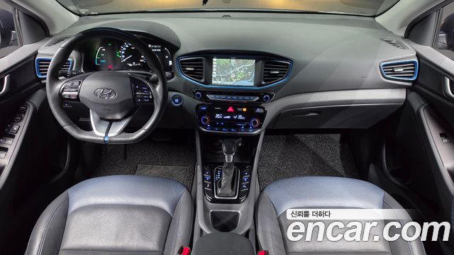 Hyundai Ioniq — interior