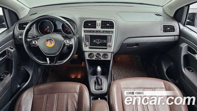 Volkswagen Polo — interior