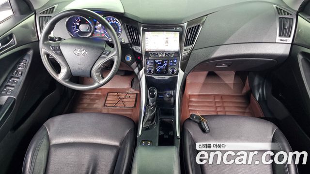 Hyundai Sonata — interior