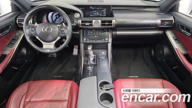 Lexus IS — interior