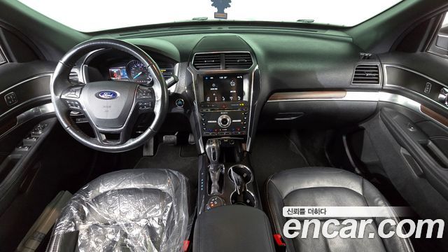 Ford Explorer — interior