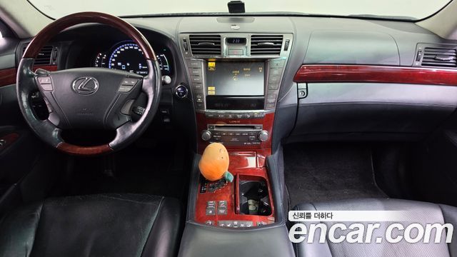 Lexus LS — interior