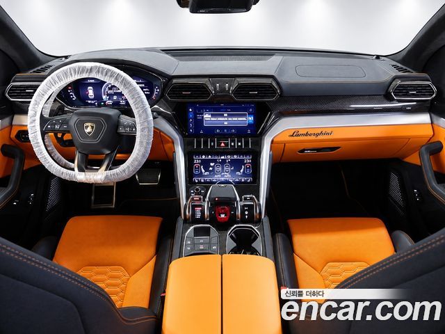 Lamborghini Urus — interior