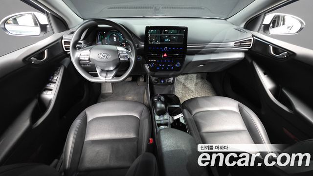 Hyundai Ioniq — interior