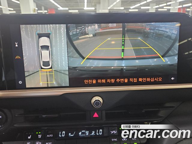 Toyota Crown — interior