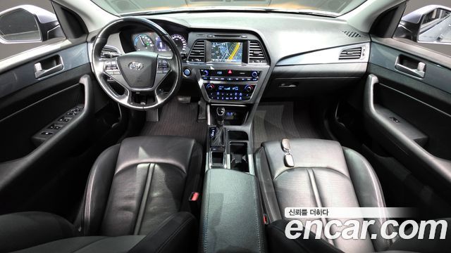 Hyundai Sonata — interior